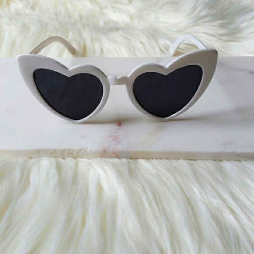Retro White Haert Cat Eye Design Sunglasses - Picture 5 of 8